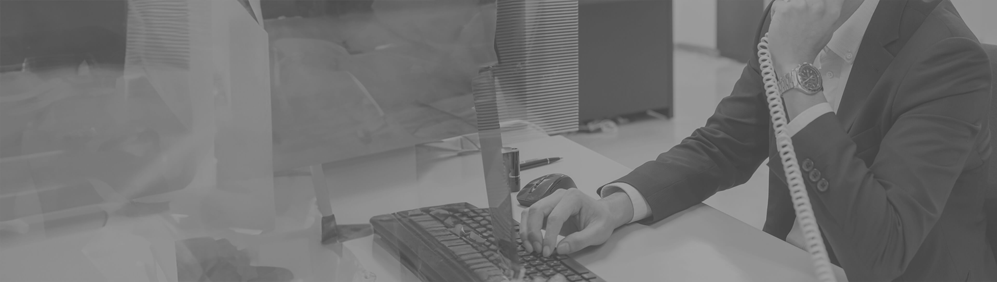 電話をするビジネスマンの写真