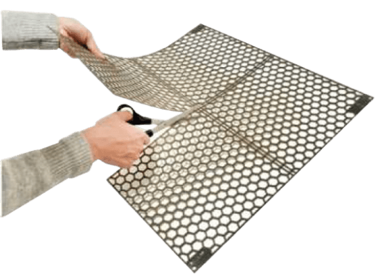 ハサミで空気吸い込み口の大きさに切断