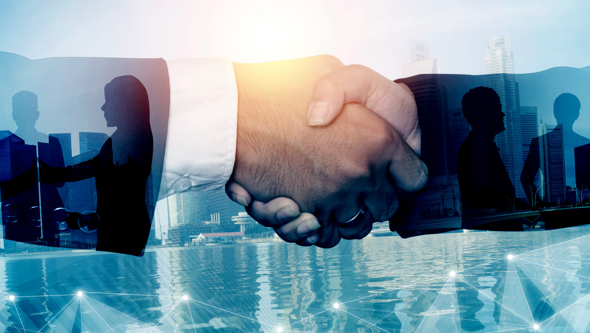 握手するビジネスマンたちの写真